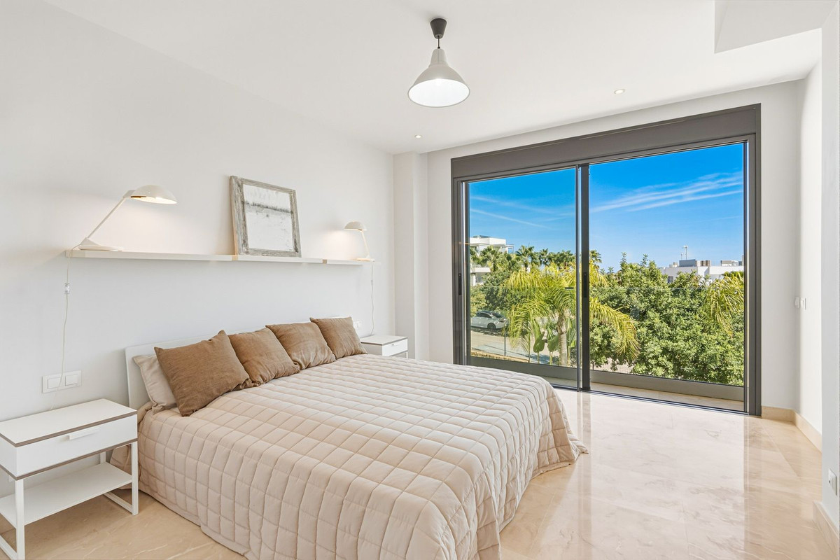 Moderne appartement met twee slaapkamers en panoramisch zeezicht in Cabopino in Cabopino - foto 18