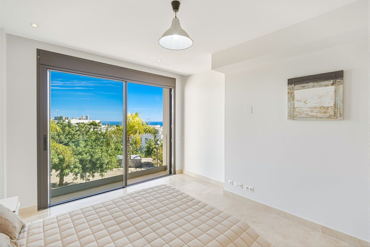 Moderne appartement met twee slaapkamers en panoramisch zeezicht in Cabopino in Cabopino - foto 19