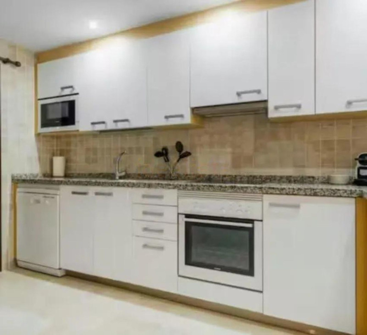 Gelijkvloers appartement met 2 slaapkamers in Estepona in Estepona - foto 4