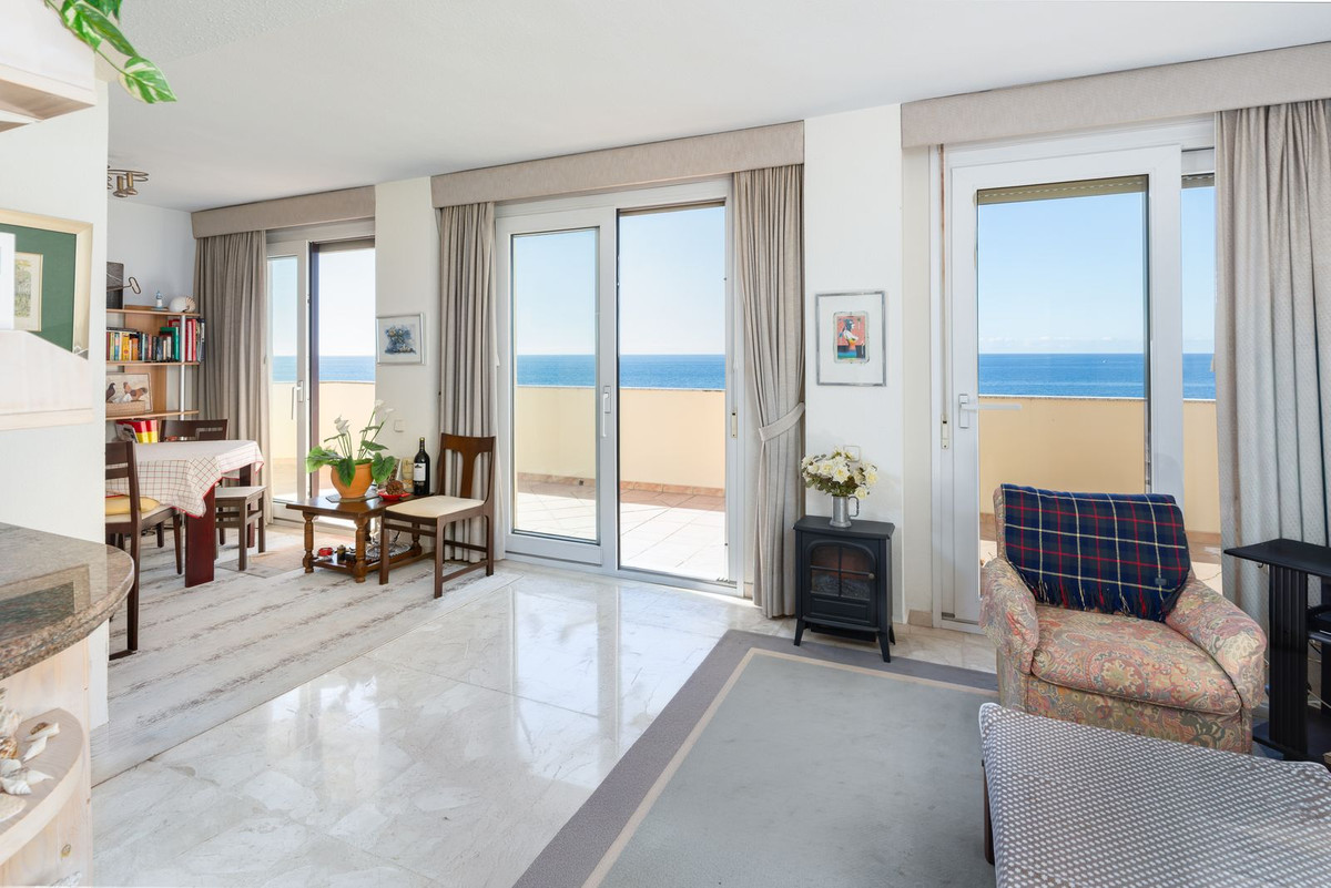 Drie-slaapkamer penthouse aan de waterkant in Marbella in Marbella - foto 2