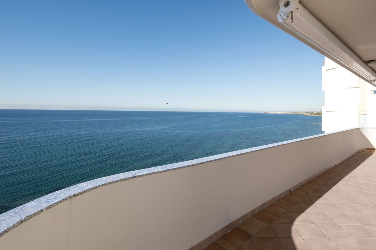Drie-slaapkamer penthouse aan de waterkant in Marbella in Marbella - foto 14