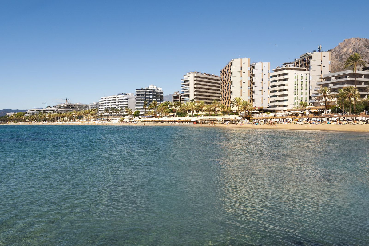 Drie-slaapkamer penthouse aan de waterkant in Marbella in Marbella - foto 15