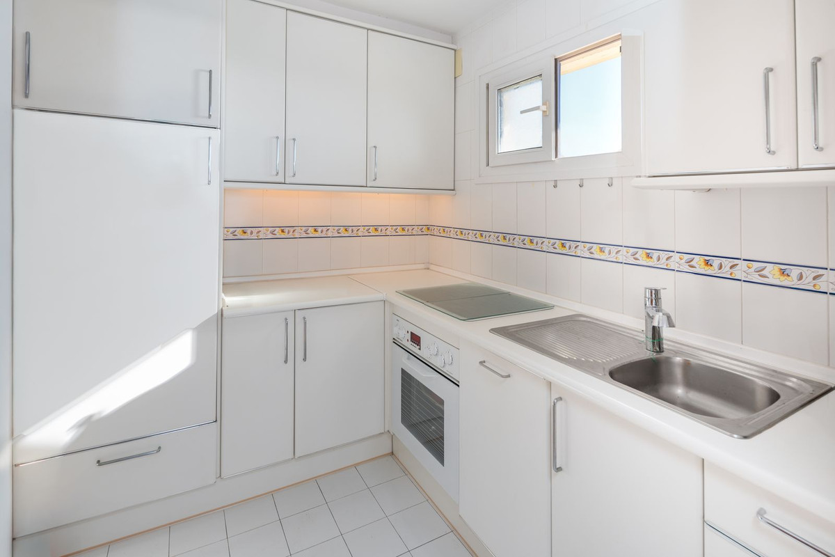 Drie-slaapkamer penthouse aan de waterkant in Marbella in Marbella - foto 16