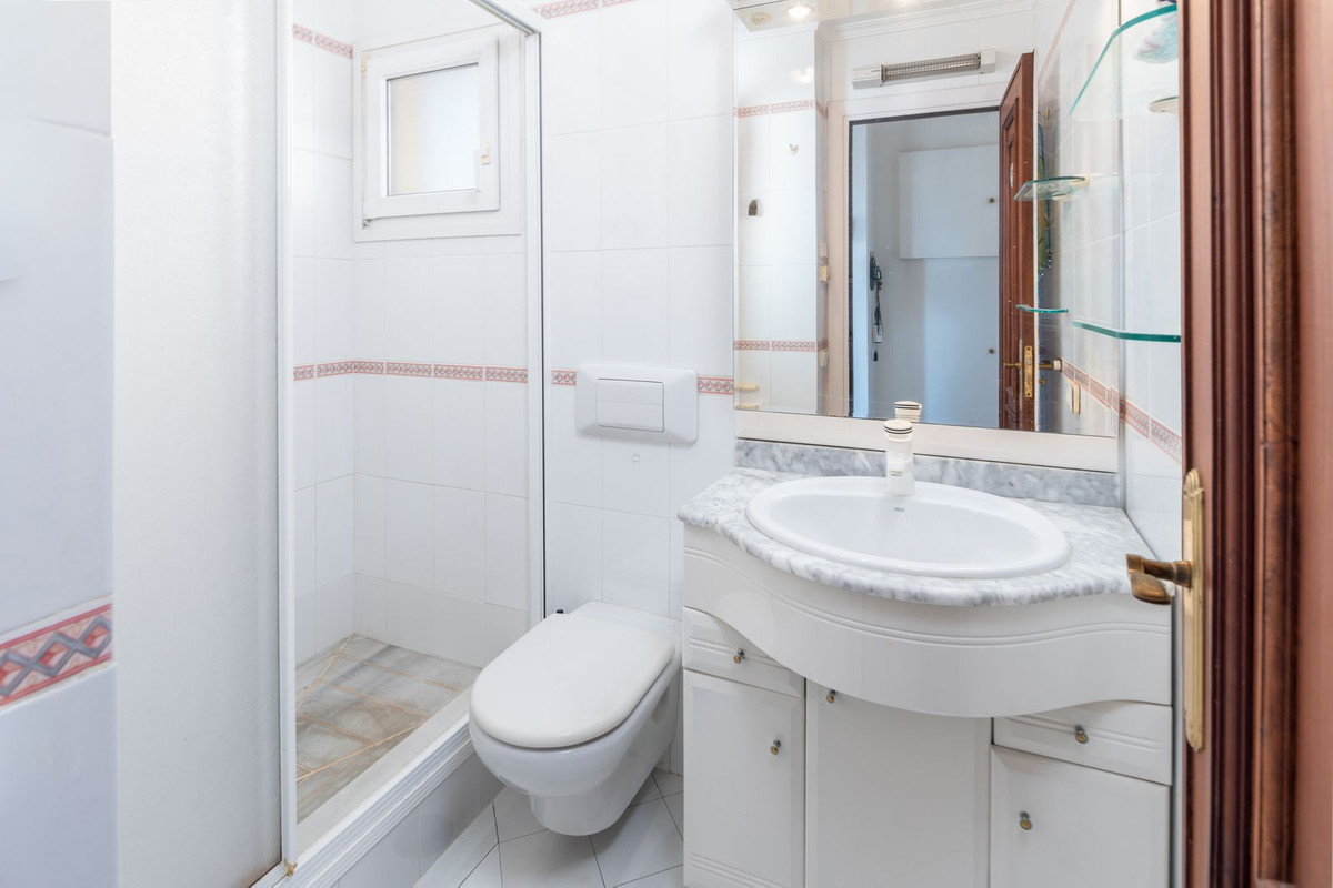 Drie-slaapkamer penthouse aan de waterkant in Marbella in Marbella - foto 17