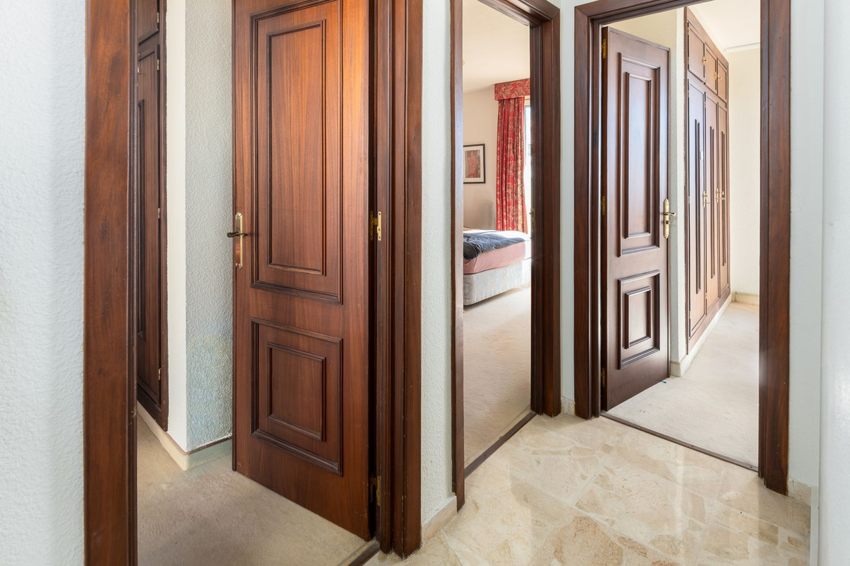 Drie-slaapkamer penthouse aan de waterkant in Marbella in Marbella - foto 18