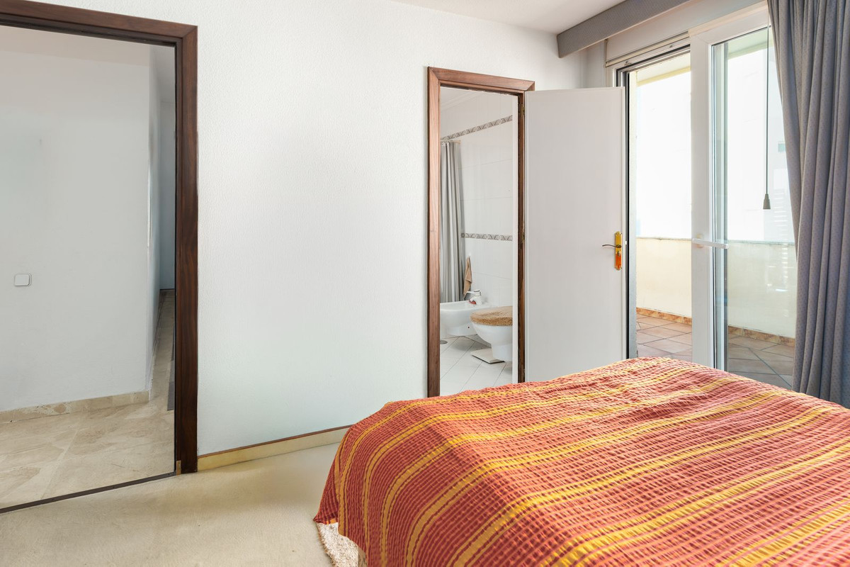 Drie-slaapkamer penthouse aan de waterkant in Marbella in Marbella - foto 20
