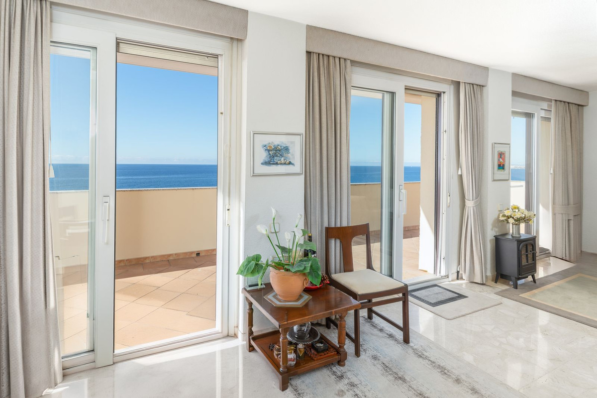 Drie-slaapkamer penthouse aan de waterkant in Marbella in Marbella - foto 4