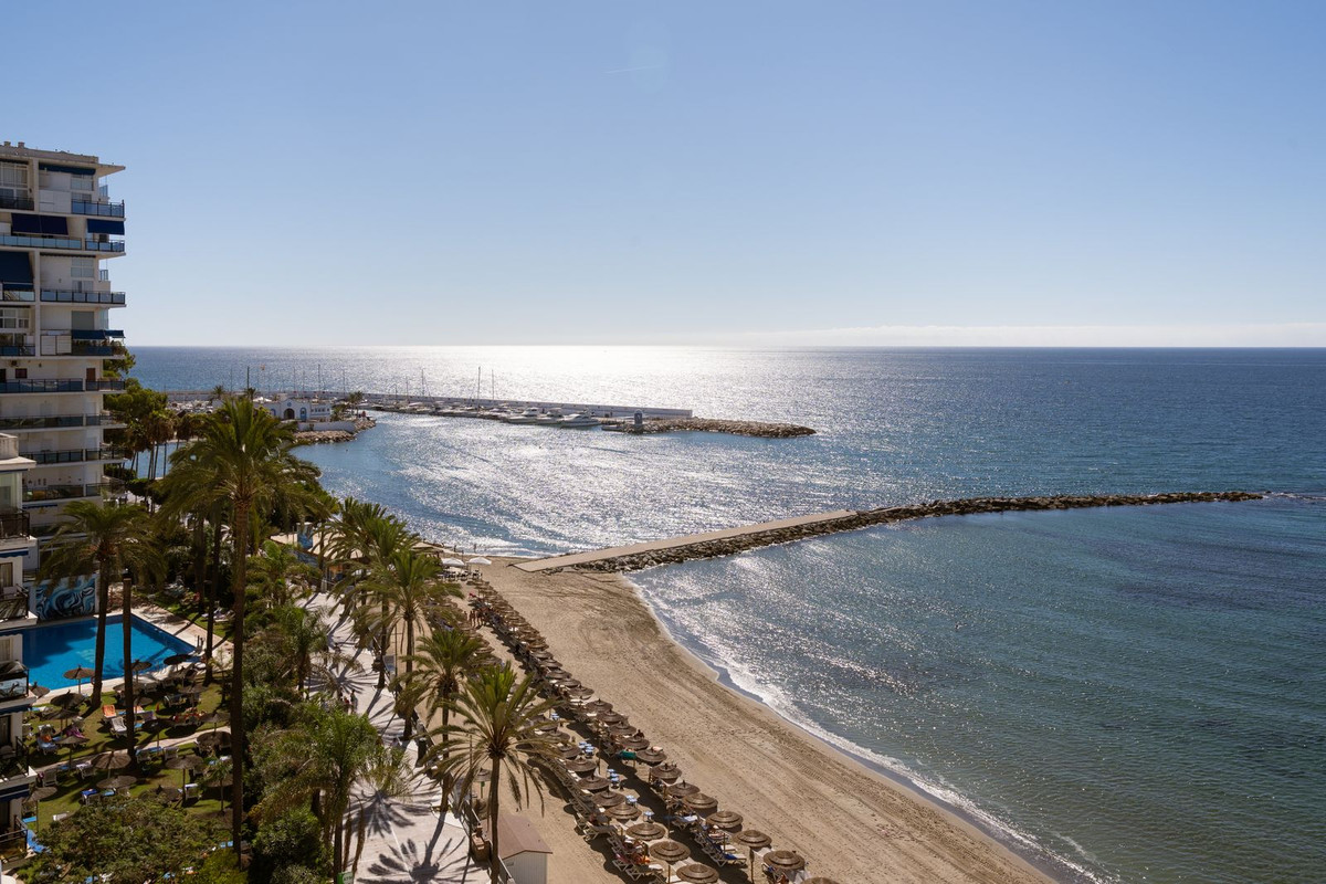 Drie-slaapkamer penthouse aan de waterkant in Marbella in Marbella - foto 6