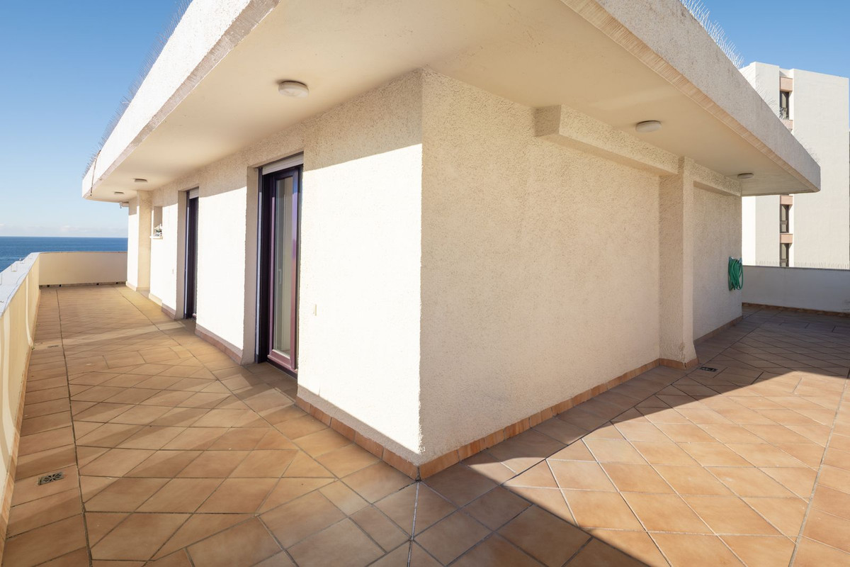 Drie-slaapkamer penthouse aan de waterkant in Marbella in Marbella - foto 7