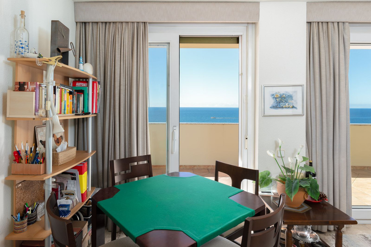 Drie-slaapkamer penthouse aan de waterkant in Marbella in Marbella - foto 9