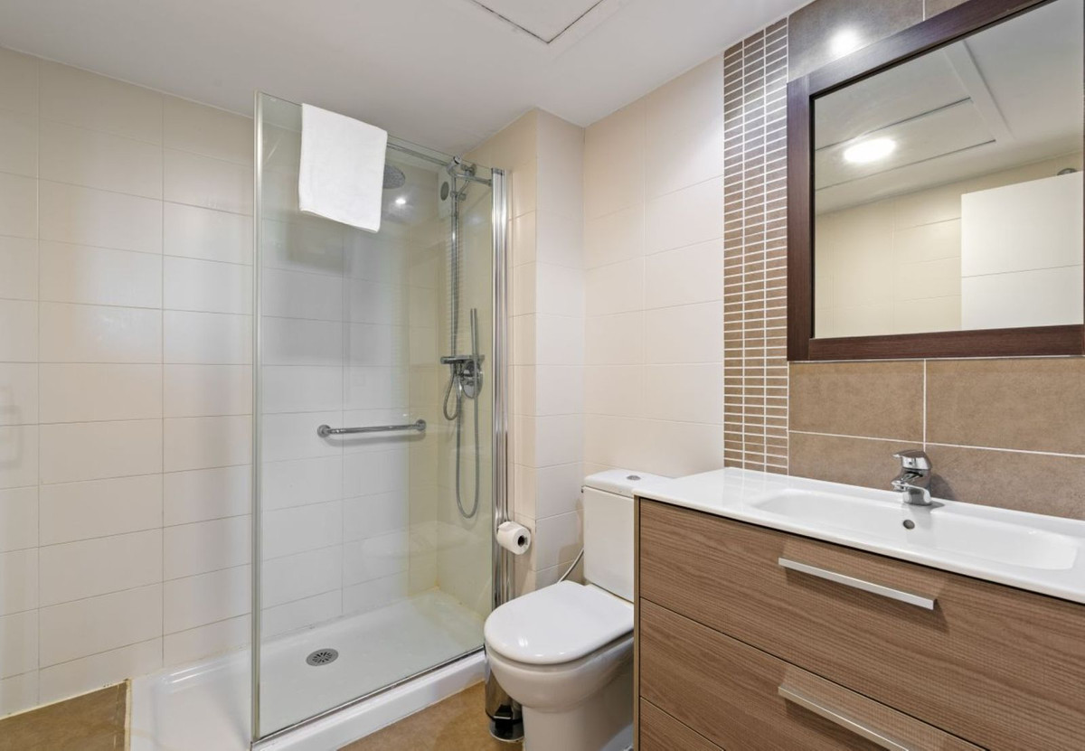 Panoramisch uitzicht op zee en La Concha | Elegant 2-slaapkamerappartement in Gazules del Sol, La Alquería, Benahavís in Atalaya - foto 11