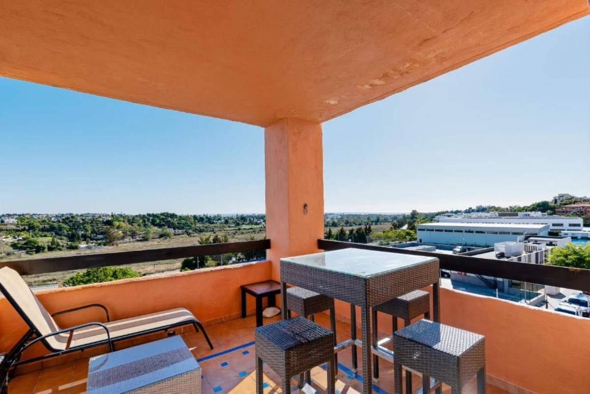 Panoramisch uitzicht op zee en La Concha | Elegant 2-slaapkamerappartement in Gazules del Sol, La Alquería, Benahavís in Atalaya - foto 12