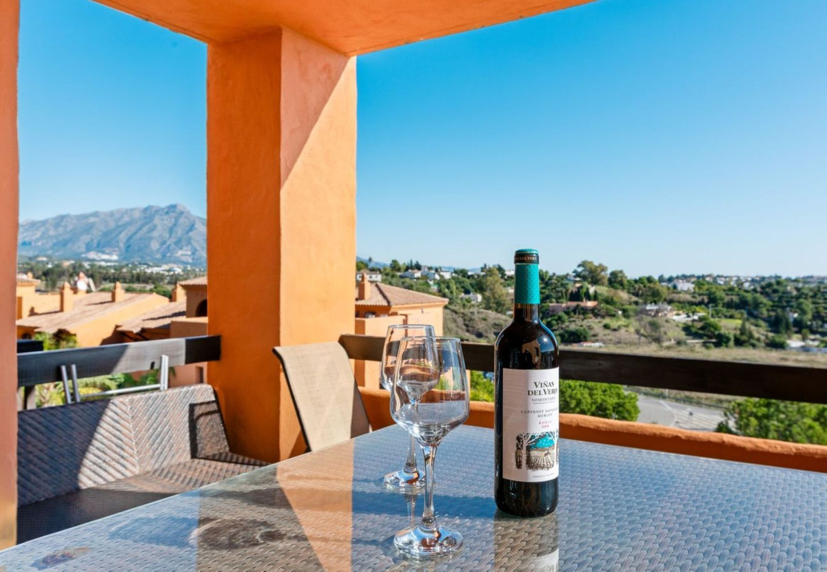Panoramisch uitzicht op zee en La Concha | Elegant 2-slaapkamerappartement in Gazules del Sol, La Alquería, Benahavís in Atalaya - foto 13