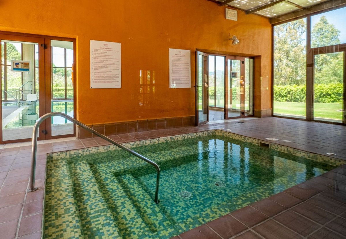 Panoramisch uitzicht op zee en La Concha | Elegant 2-slaapkamerappartement in Gazules del Sol, La Alquería, Benahavís in Atalaya - foto 15