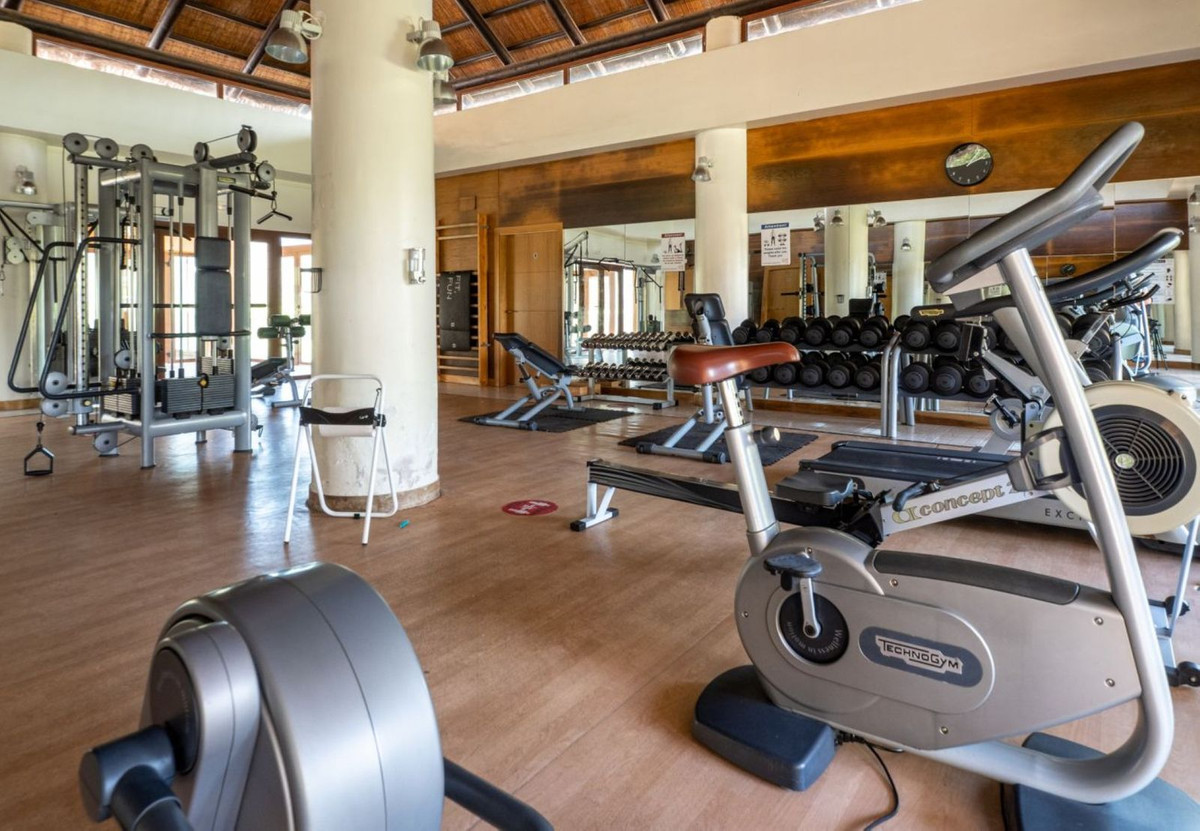 Panoramisch uitzicht op zee en La Concha | Elegant 2-slaapkamerappartement in Gazules del Sol, La Alquería, Benahavís in Atalaya - foto 17