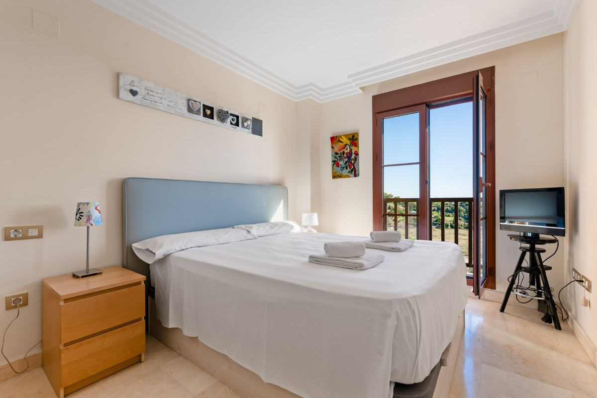 Panoramisch uitzicht op zee en La Concha | Elegant 2-slaapkamerappartement in Gazules del Sol, La Alquería, Benahavís in Atalaya - foto 7