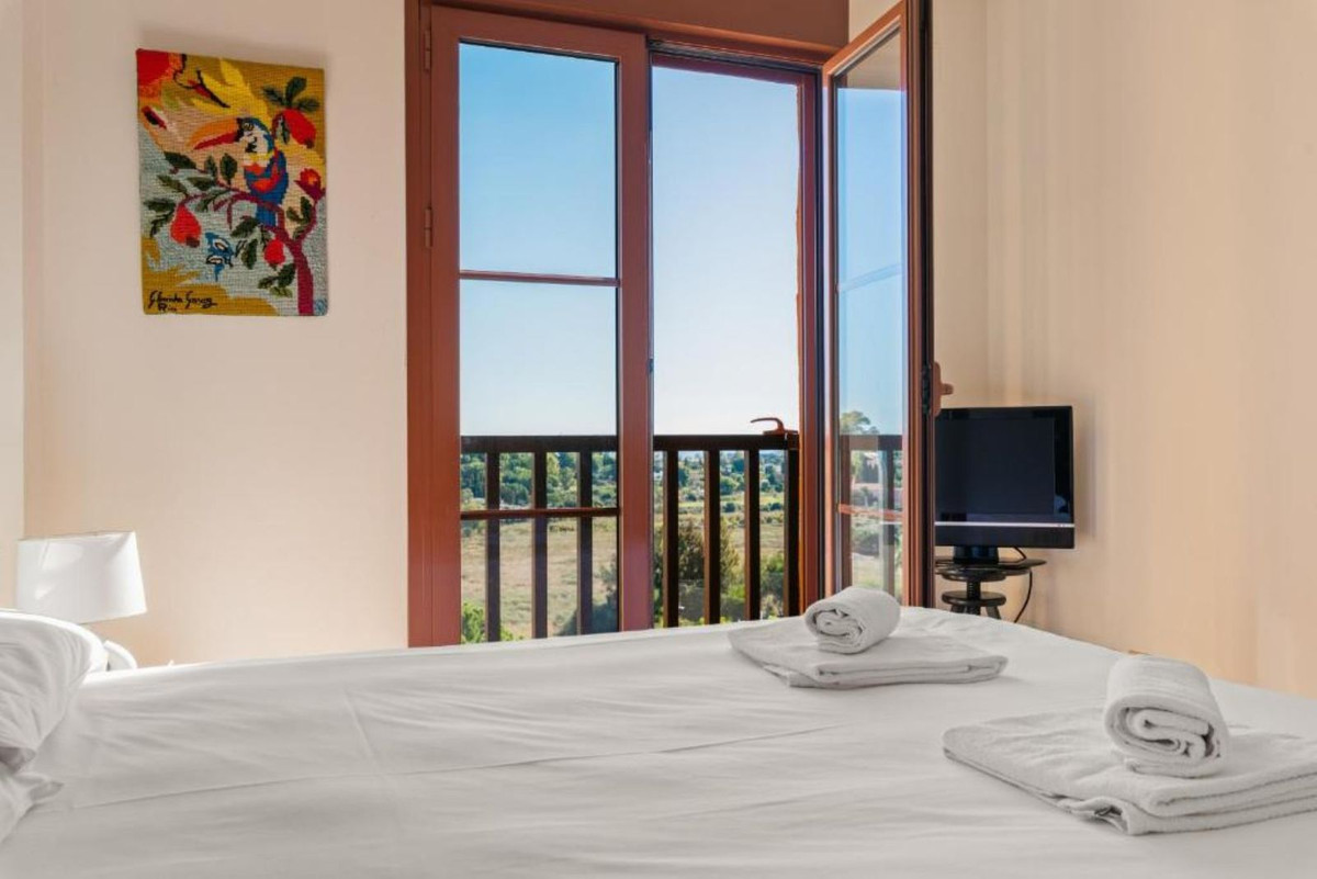 Panoramisch uitzicht op zee en La Concha | Elegant 2-slaapkamerappartement in Gazules del Sol, La Alquería, Benahavís in Atalaya - foto 8
