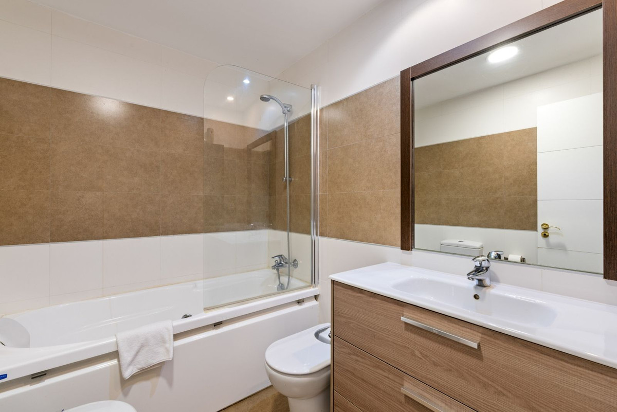 Panoramisch uitzicht op zee en La Concha | Elegant 2-slaapkamerappartement in Gazules del Sol, La Alquería, Benahavís in Atalaya - foto 9