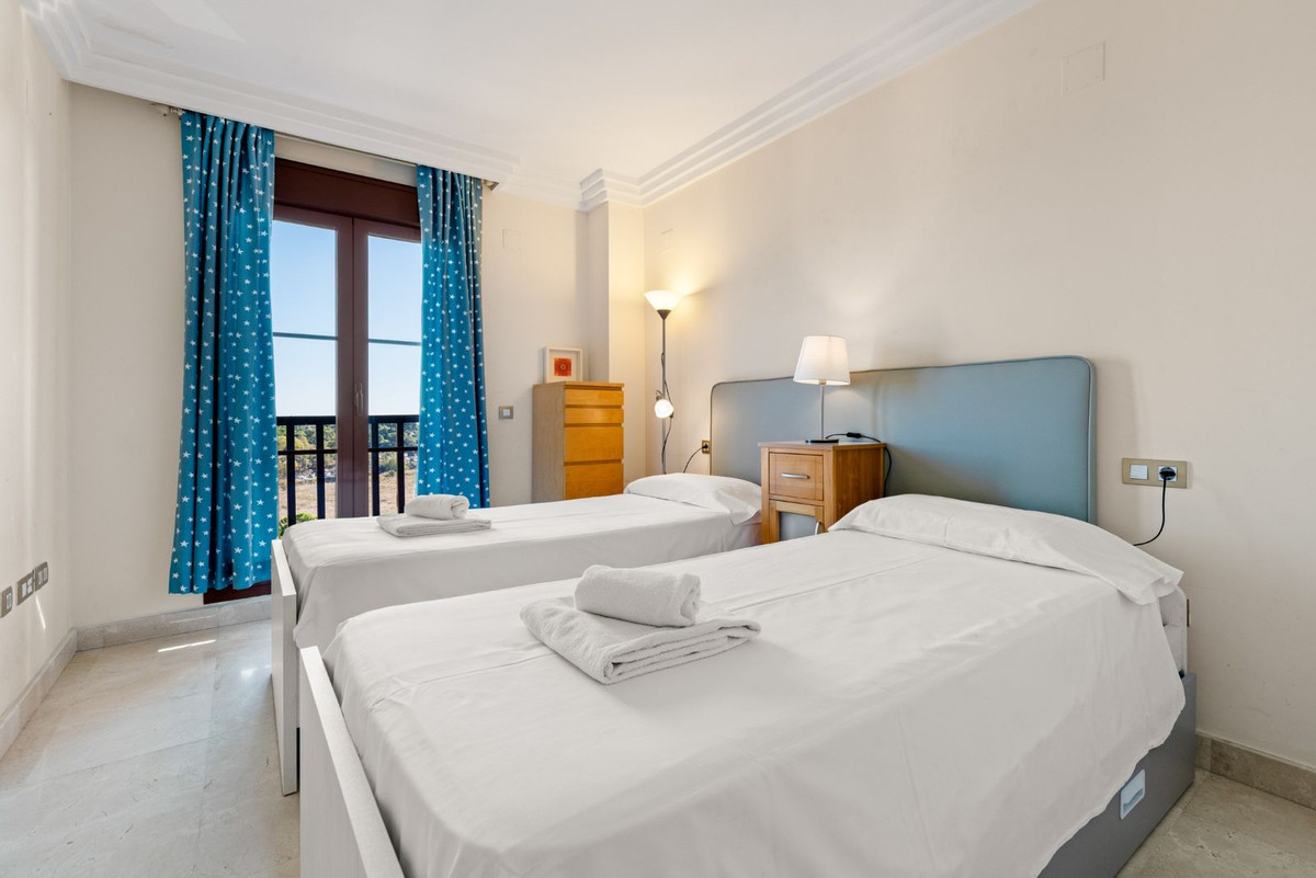 Panoramisch uitzicht op zee en La Concha | Elegant 2-slaapkamerappartement in Gazules del Sol, La Alquería, Benahavís in Atalaya - foto 10