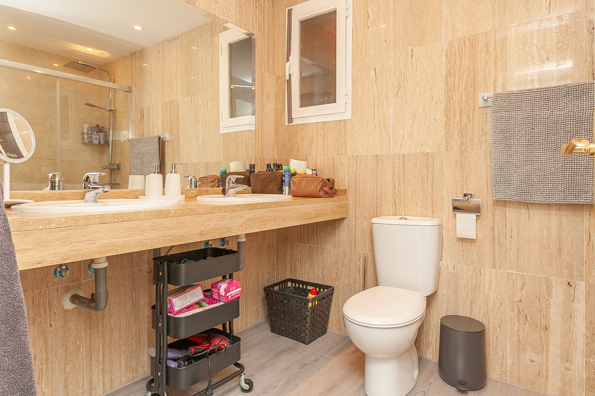 Gerenoveerd 3-slaapkamer appartement op begane grond in Elviria, Marbella in Elviria - foto 12