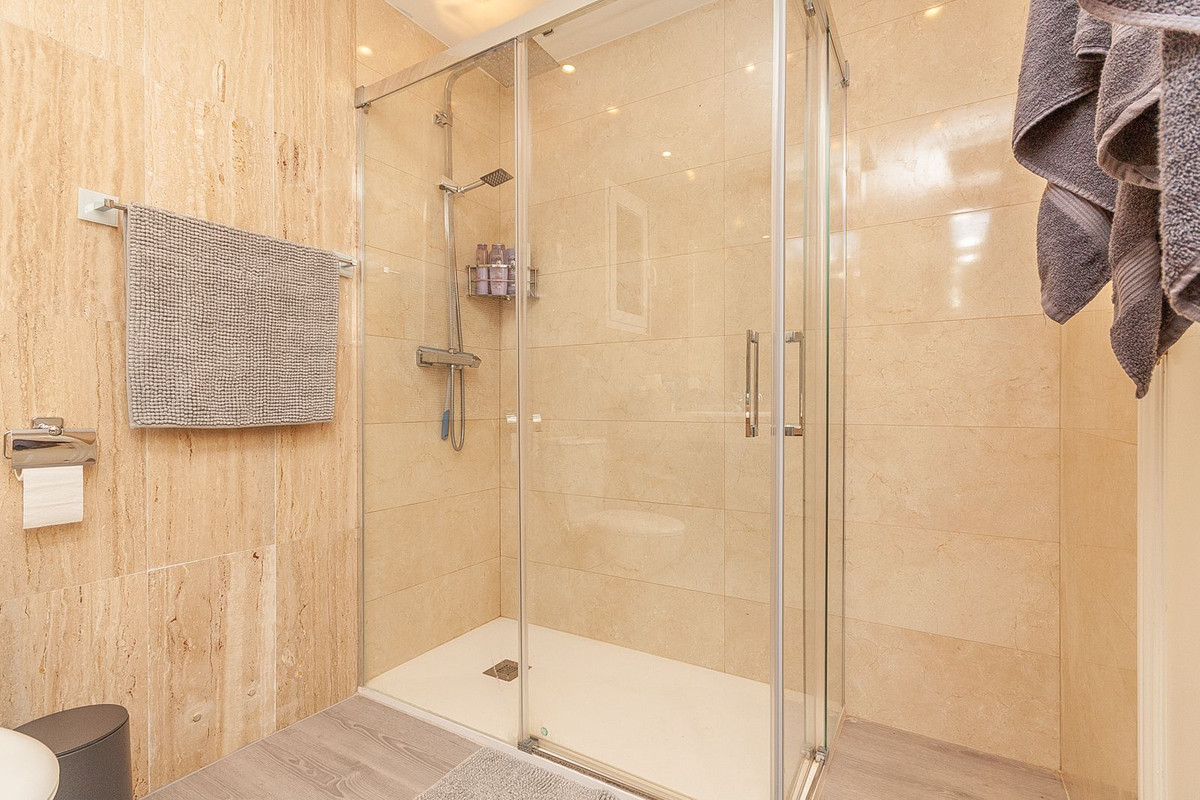 Gerenoveerd 3-slaapkamer appartement op begane grond in Elviria, Marbella in Elviria - foto 13