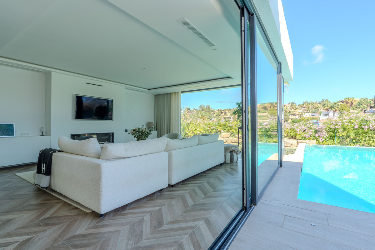 Villa met 4 slaapkamers direct aan de golfbaan in El Campanario, Estepona in Estepona - foto 2