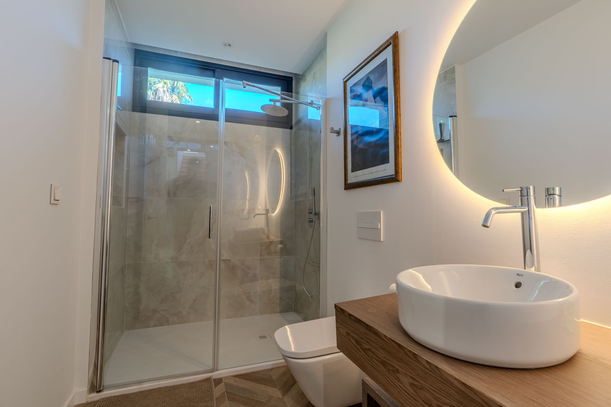 Villa met 4 slaapkamers direct aan de golfbaan in El Campanario, Estepona in Estepona - foto 13