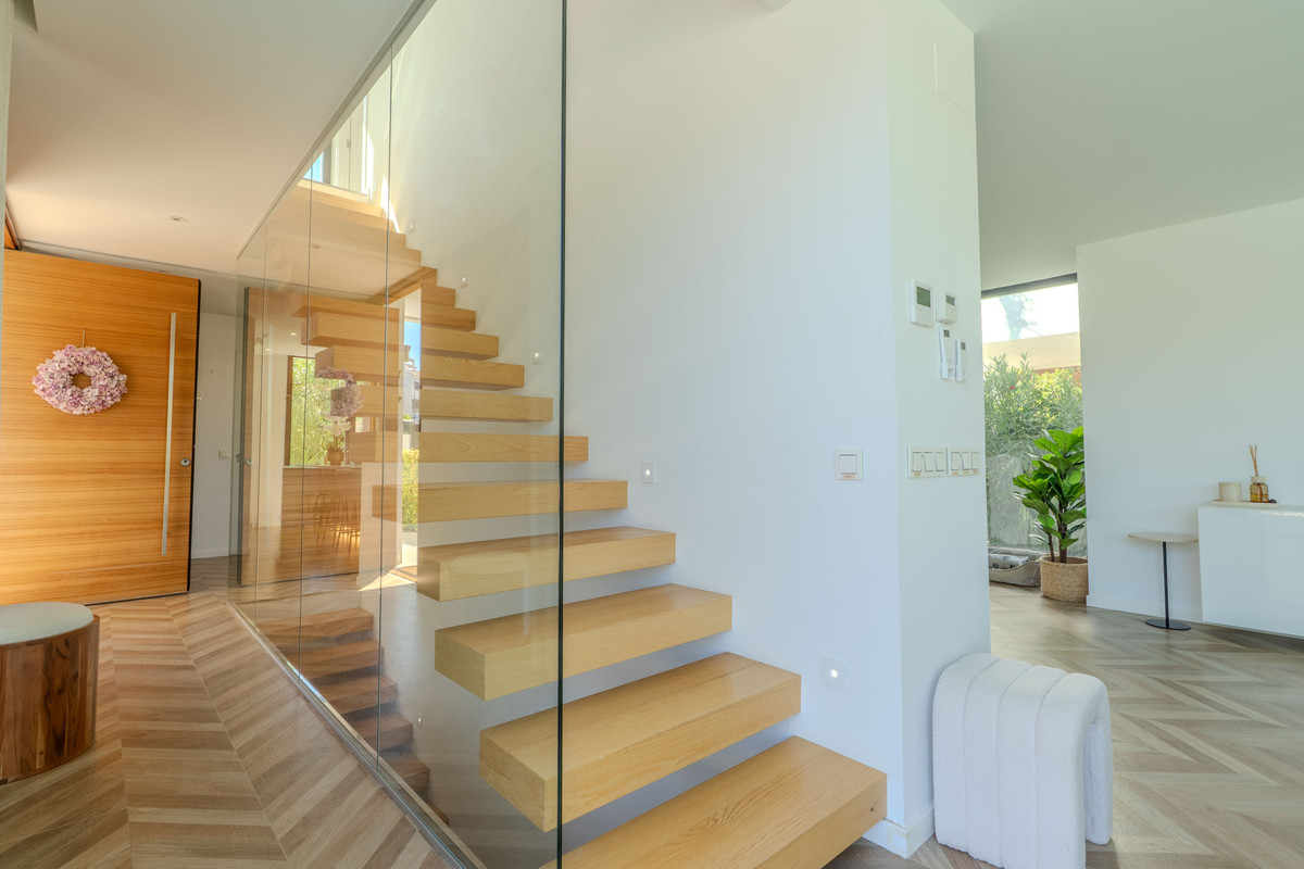 Villa met 4 slaapkamers direct aan de golfbaan in El Campanario, Estepona in Estepona - foto 15
