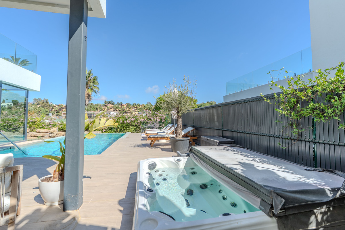 Villa met 4 slaapkamers direct aan de golfbaan in El Campanario, Estepona in Estepona - foto 16