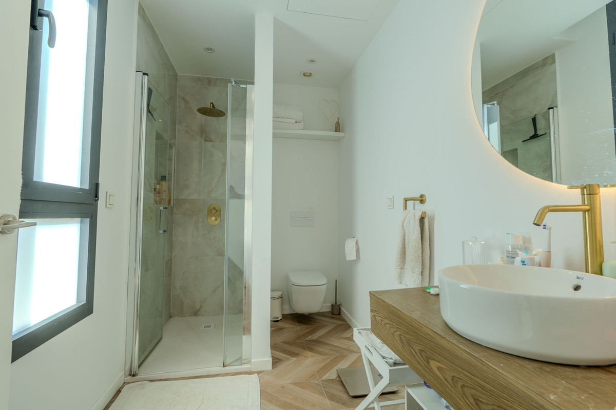 Villa met 4 slaapkamers direct aan de golfbaan in El Campanario, Estepona in Estepona - foto 17