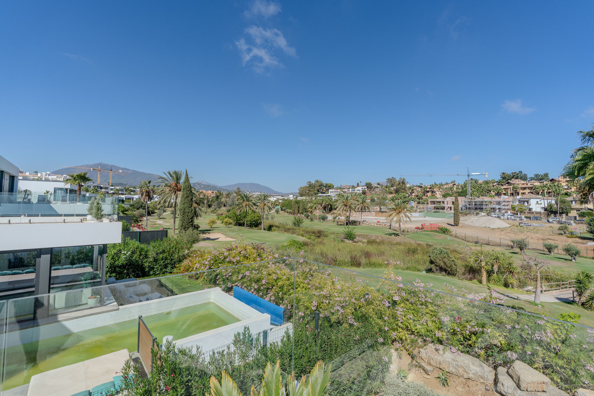 Villa met 4 slaapkamers direct aan de golfbaan in El Campanario, Estepona in Estepona - foto 18