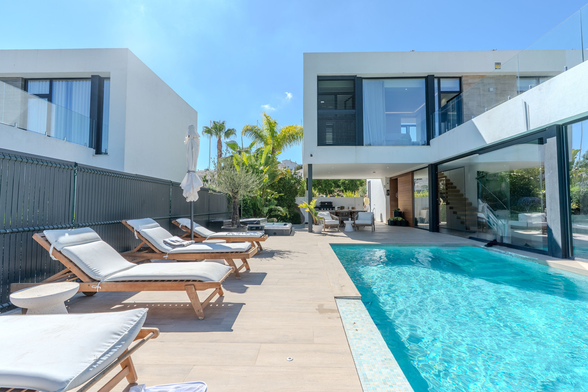 Villa met 4 slaapkamers direct aan de golfbaan in El Campanario, Estepona in Estepona - foto 3