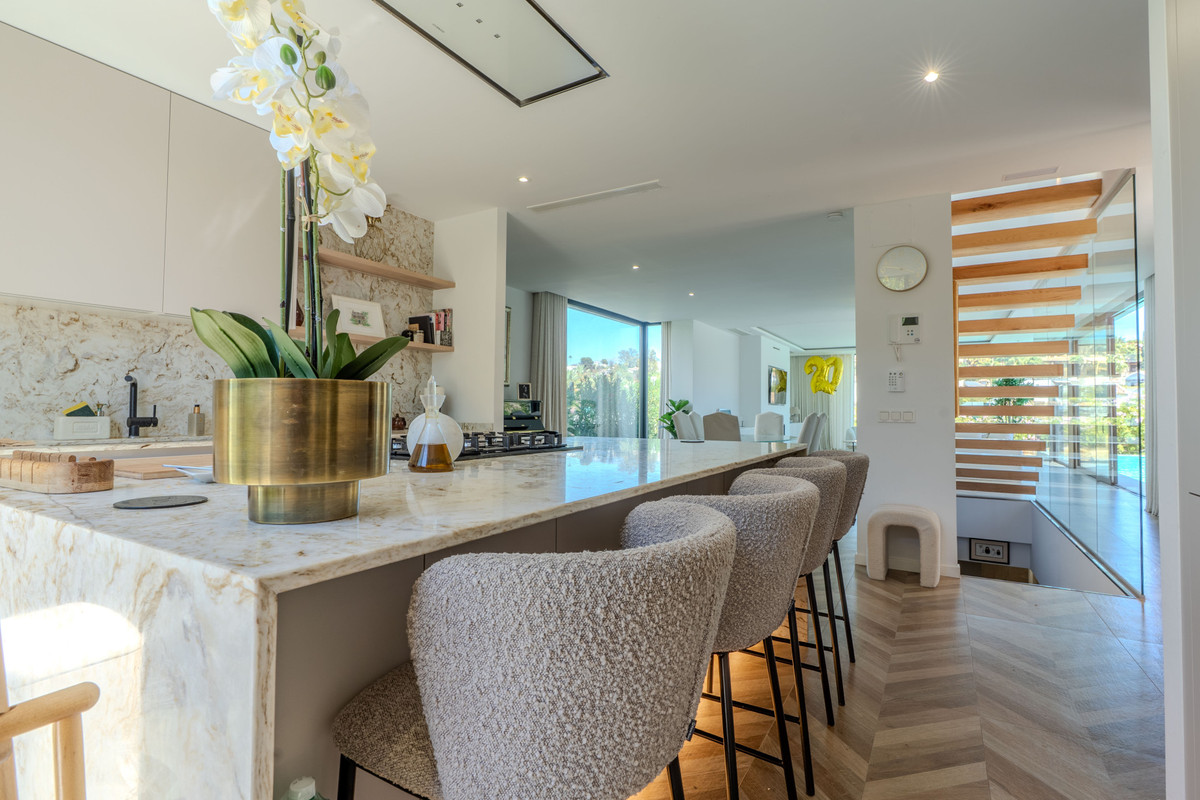 Villa met 4 slaapkamers direct aan de golfbaan in El Campanario, Estepona in Estepona - foto 4