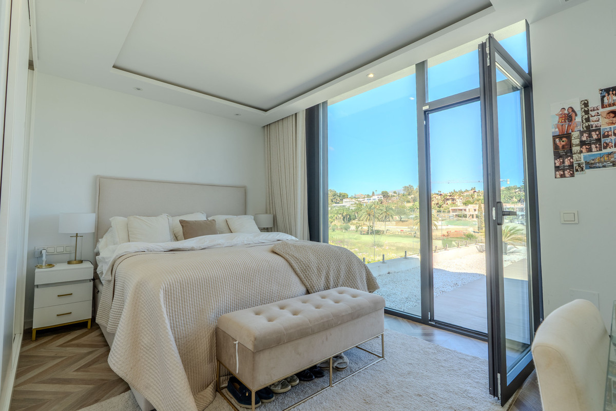 Villa met 4 slaapkamers direct aan de golfbaan in El Campanario, Estepona in Estepona - foto 5