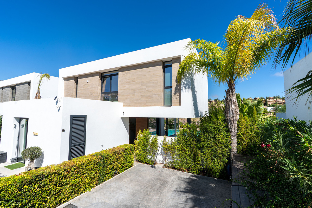 Villa met 4 slaapkamers direct aan de golfbaan in El Campanario, Estepona in Estepona - foto 7