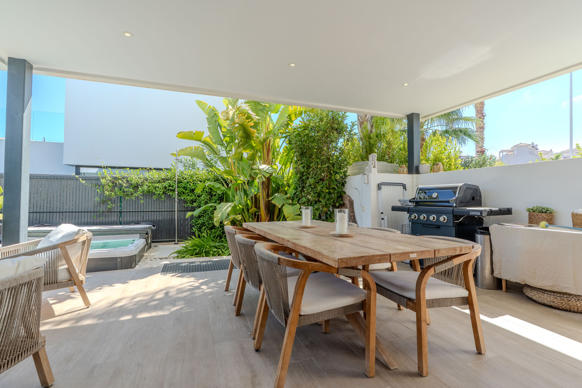 Villa met 4 slaapkamers direct aan de golfbaan in El Campanario, Estepona in Estepona - foto 8