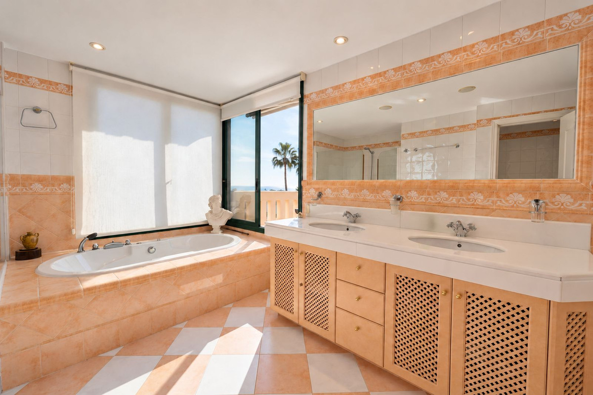Drie slaapkamers penthouse in Elviria met 360° panoramisch uitzicht en vakantieverhuurlicentie in Elviria - foto 15