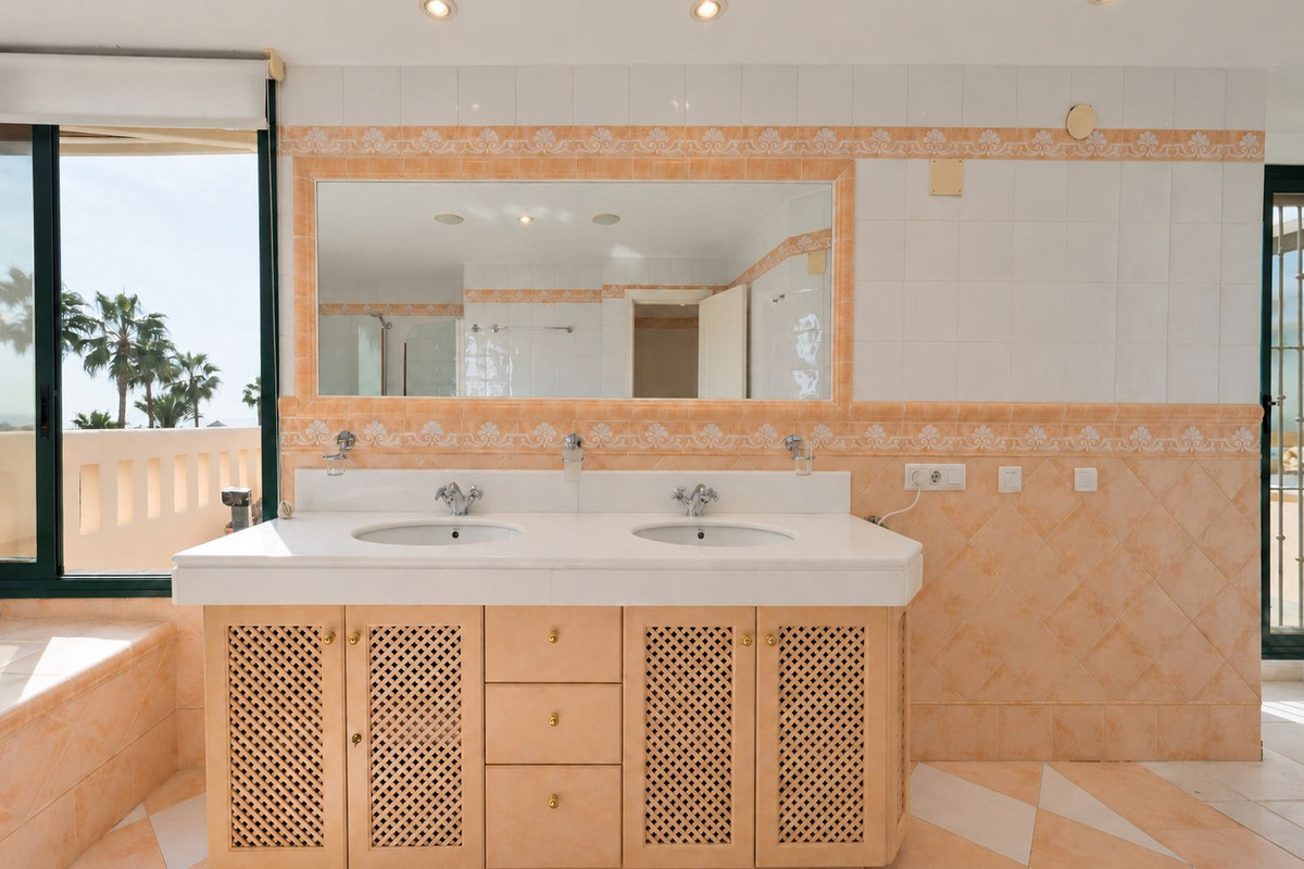 Drie slaapkamers penthouse in Elviria met 360° panoramisch uitzicht en vakantieverhuurlicentie in Elviria - foto 16