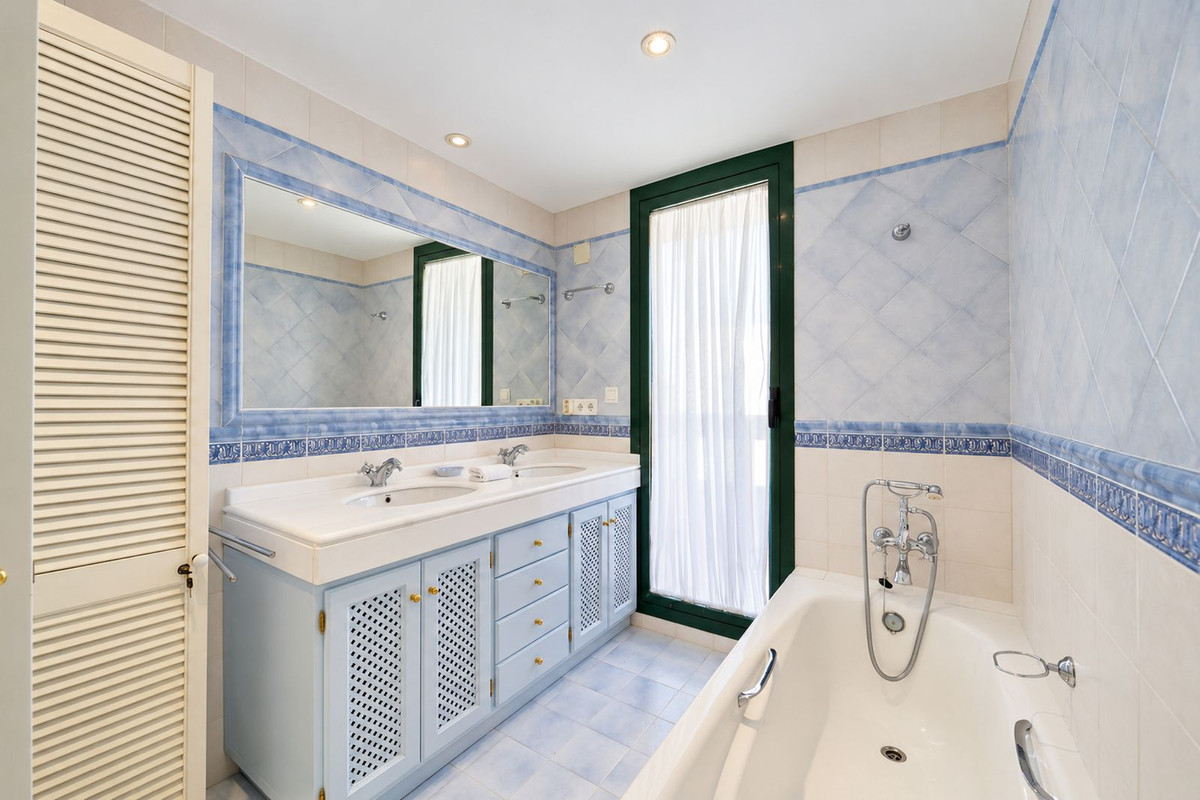 Drie slaapkamers penthouse in Elviria met 360° panoramisch uitzicht en vakantieverhuurlicentie in Elviria - foto 19