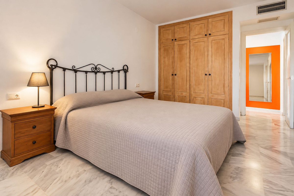 Drie-slaapkamer beganegrond-appartement in Nueva Andalucía in Nueva Andalucía - foto 11