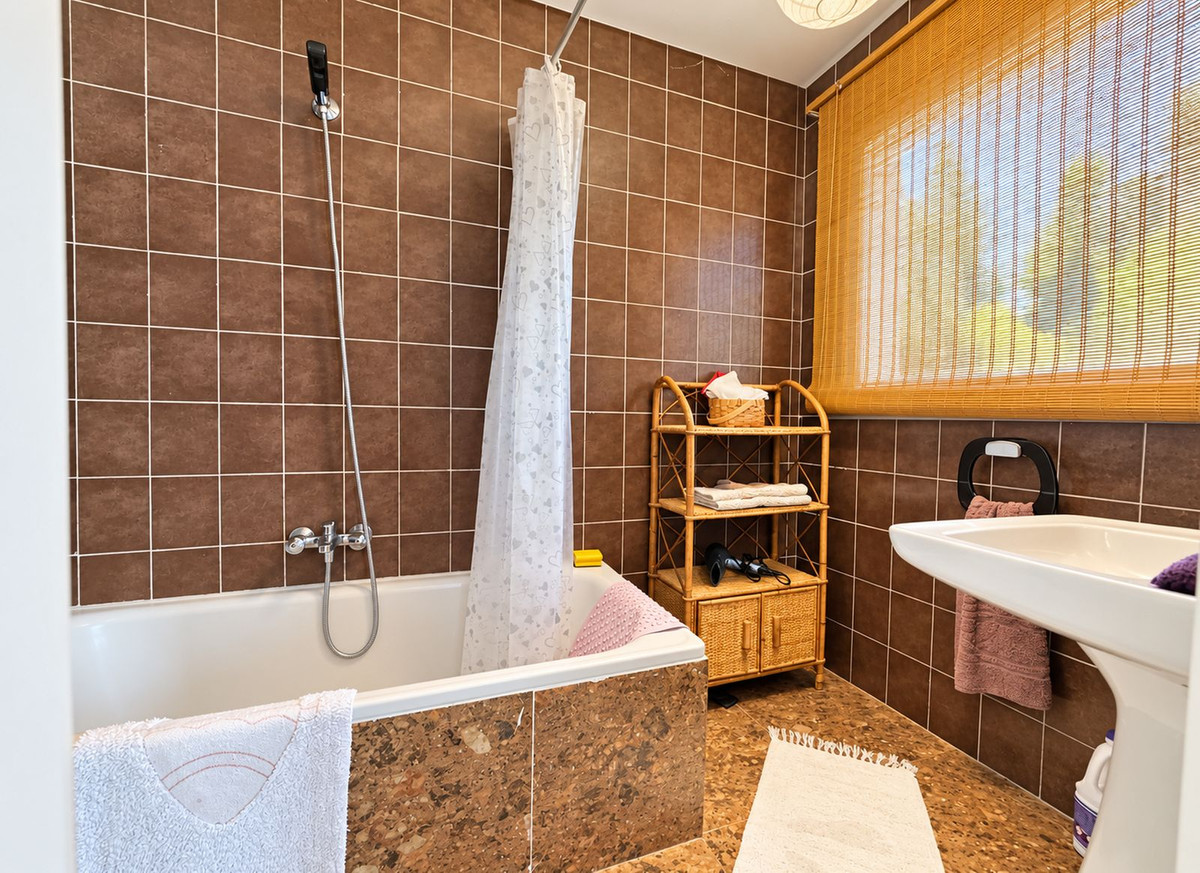 Hoekwoning met renovatiepotentieel in Marbella in Marbella - foto 11