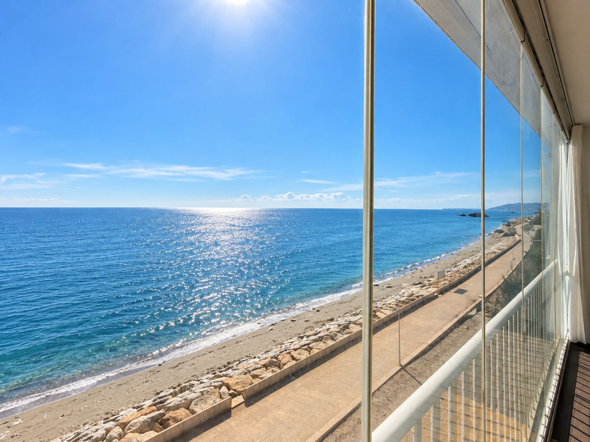 Gerenoveerd 2-slaapkamer appartement aan het strand met toeristische licentie – Estepona in Estepona - foto 5