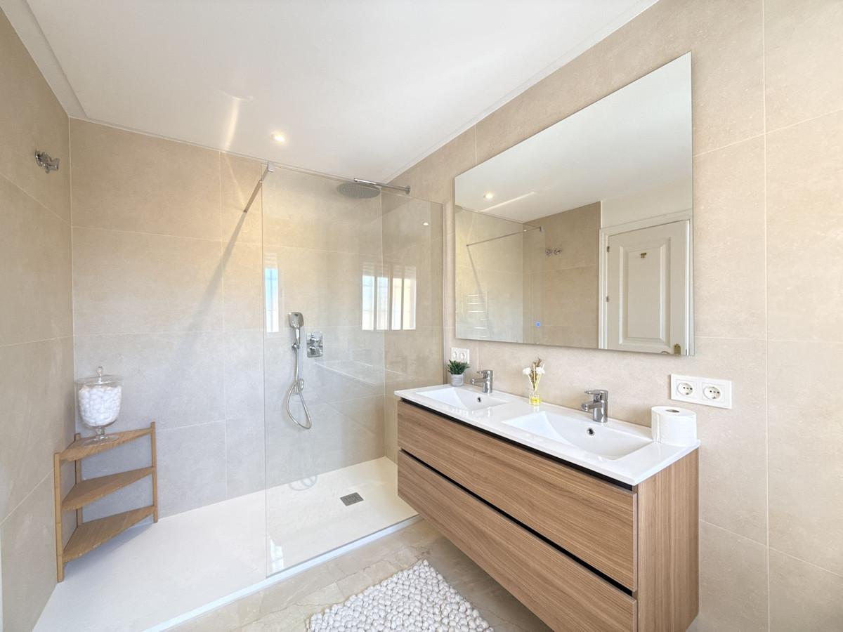 Prachtig volledig gerenoveerde hoekwoning met 4 slaapkamers – Paraíso Bellevue, Benahavís in Benahavís - foto 15