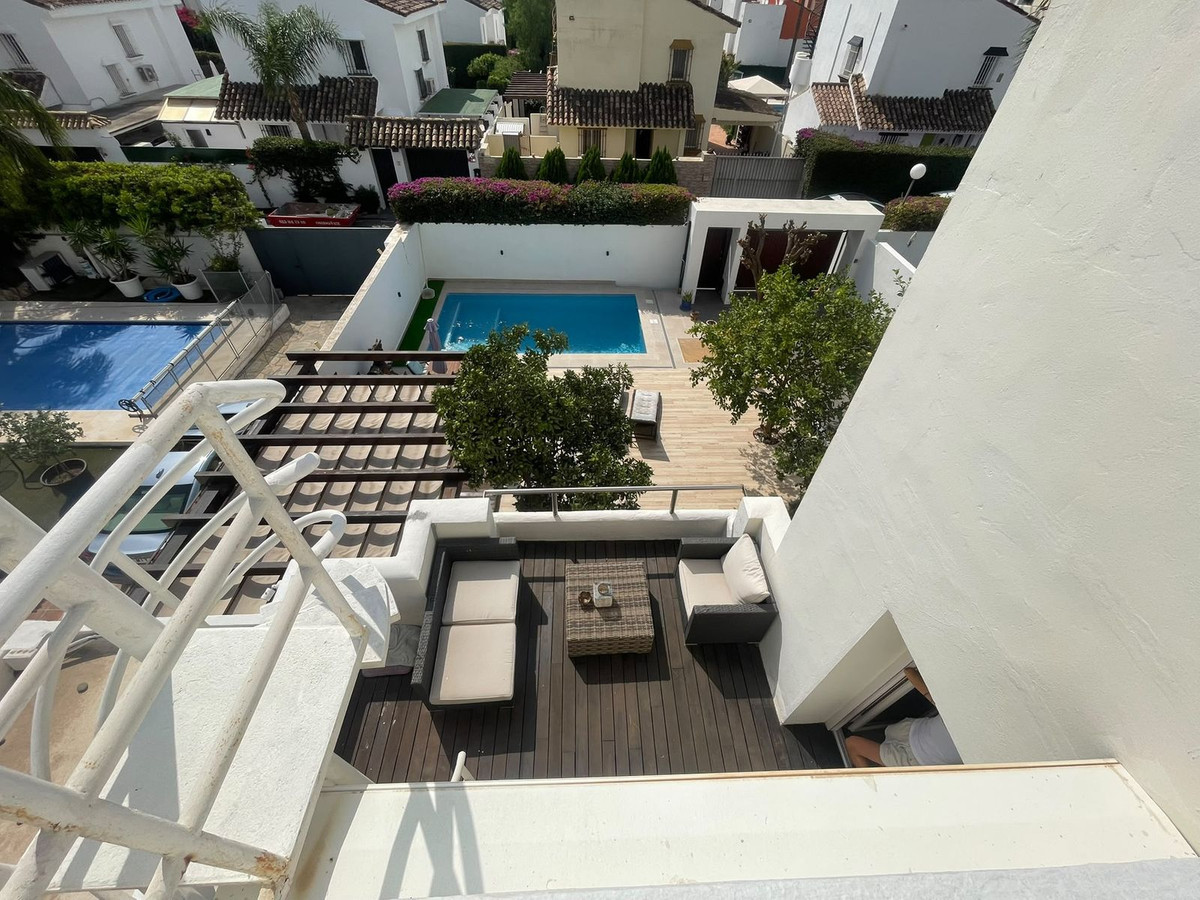 Vrijstaande villa met vijf slaapkamers en privézwembad in Jardines de la Atalaya, Estepona in Atalaya - foto 2