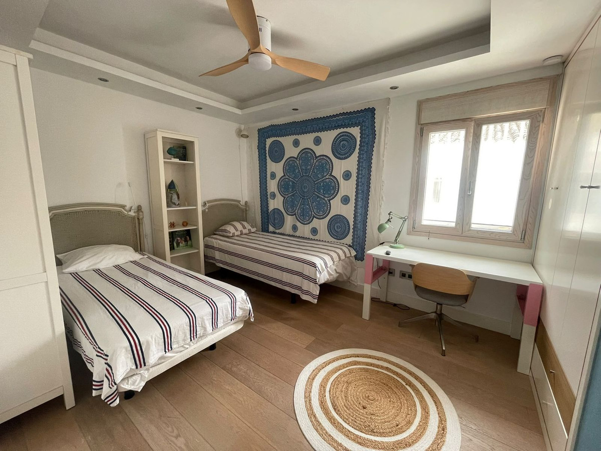 Vrijstaande villa met vijf slaapkamers en privézwembad in Jardines de la Atalaya, Estepona in Atalaya - foto 14