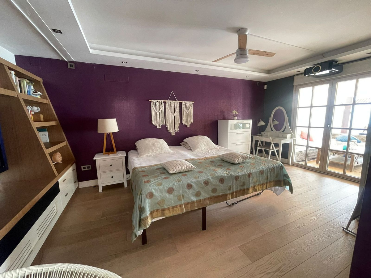 Vrijstaande villa met vijf slaapkamers en privézwembad in Jardines de la Atalaya, Estepona in Atalaya - foto 16