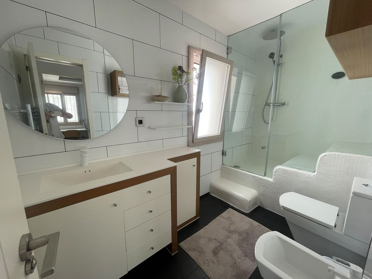 Vrijstaande villa met vijf slaapkamers en privézwembad in Jardines de la Atalaya, Estepona in Atalaya - foto 17