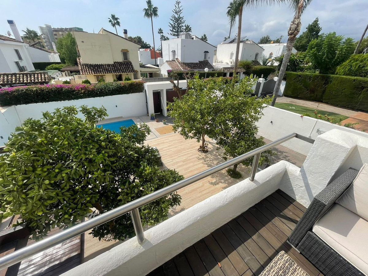 Vrijstaande villa met vijf slaapkamers en privézwembad in Jardines de la Atalaya, Estepona in Atalaya - foto 3