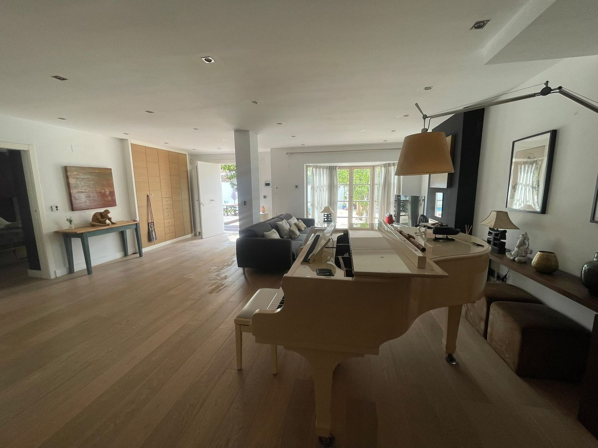 Vrijstaande villa met vijf slaapkamers en privézwembad in Jardines de la Atalaya, Estepona in Atalaya - foto 5