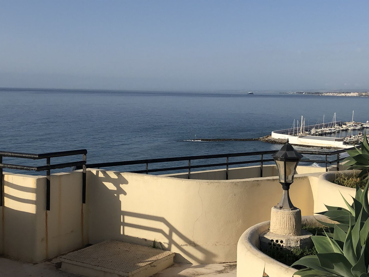 Drie-slaapkamerappartement aan Marbella’s promenade met zeezicht in Marbella - foto 2